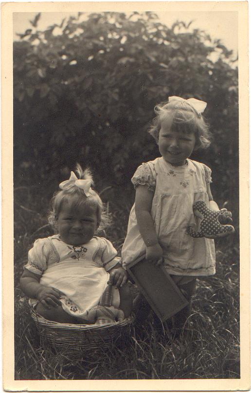 Naomi alias Loekie staand met onderduikzusje